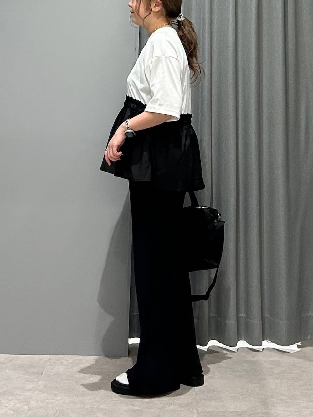ブラック系のトートバッグ、ブラック系のサンダル、ブラック系のその他パンツを着用したレディースの春コーディネートの7枚目の写真