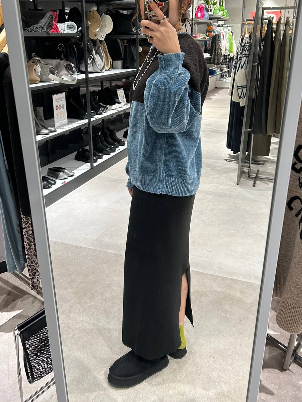 ブラック系のスカート、ブラック系のその他シューズ、ブラック系のニット/セーターを着用したレディースの秋コーディネートの3枚目の写真