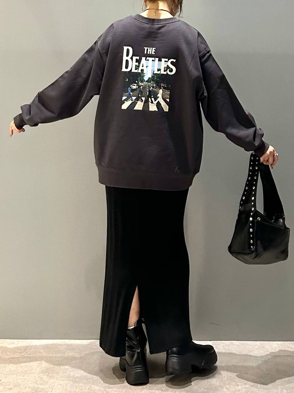 ブラック系のブーツ、ブラック系のハンドバッグ、グレー系のスウェットを着用したレディースの冬コーディネートの5枚目の写真