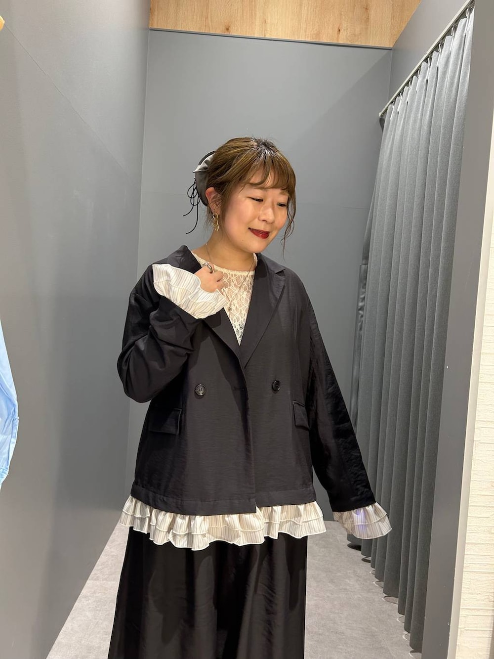 ホワイト系のシャツ/ブラウス、グレー系のその他パンツ、グレー系のテーラードジャケットを着用したレディースの春コーディネートの3枚目の写真