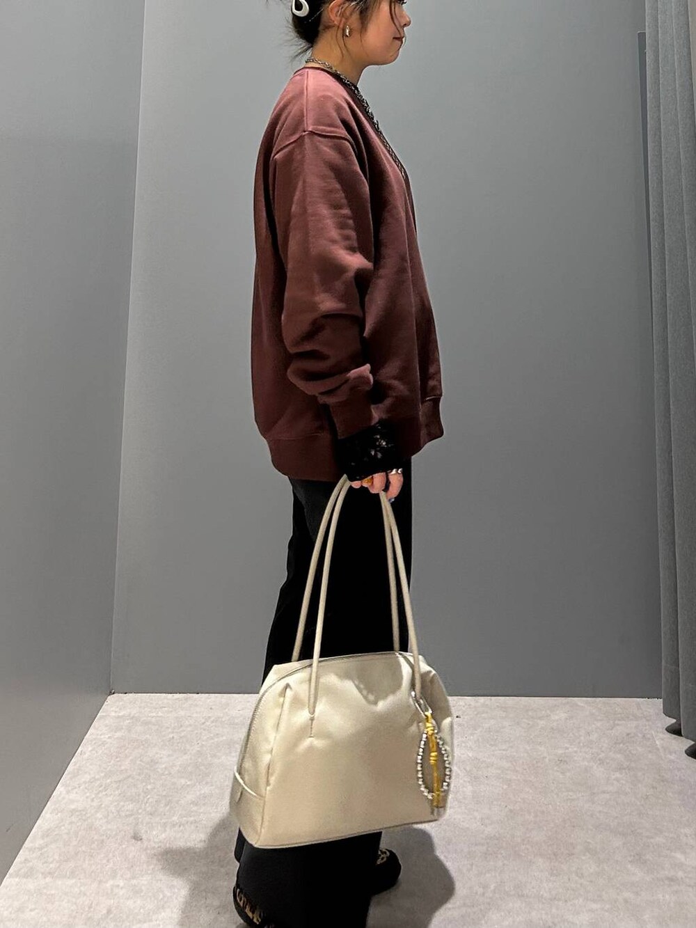 グレー系のその他パンツ、ホワイト系のボストンバッグ、その他のパンプスを着用したレディースの冬コーディネートの3枚目の写真