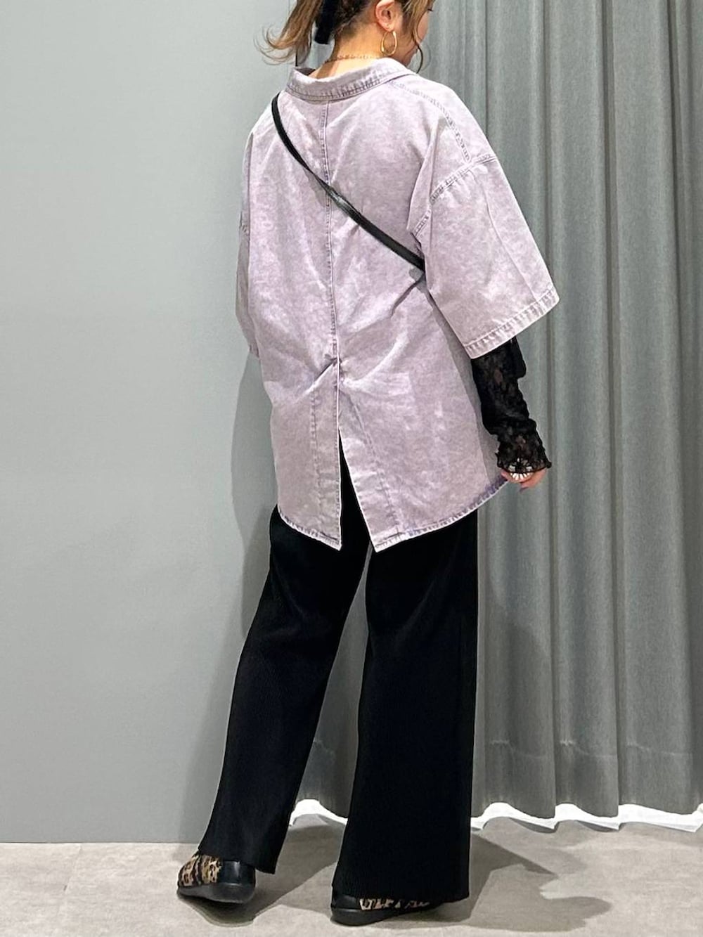 ブラック系のその他パンツ、その他のパンプス、ブラック系のシャツ/ブラウスを着用したレディースの春コーディネートの4枚目の写真