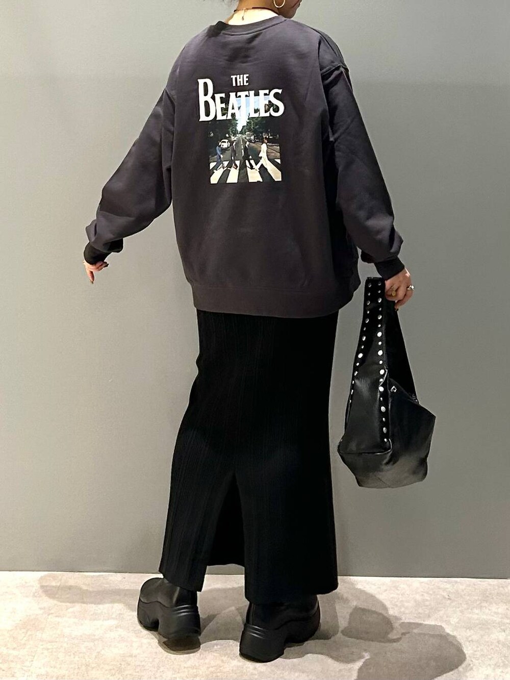 ブラック系のブーツ、ブラック系のハンドバッグ、グレー系のスウェットを着用したレディースの冬コーディネートの4枚目の写真