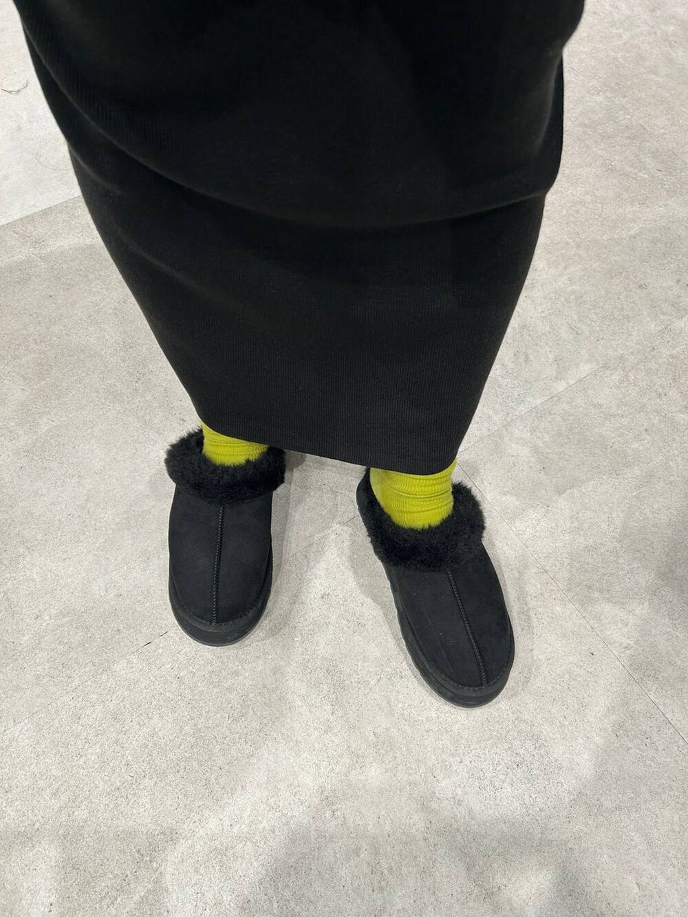 ブラック系のスカート、ブラック系のその他シューズ、ブラック系のニット/セーターを着用したレディースの秋コーディネートの4枚目の写真