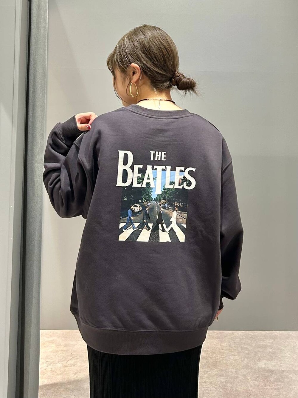 ブラック系のブーツ、ブラック系のハンドバッグ、グレー系のスウェットを着用したレディースの冬コーディネートの8枚目の写真