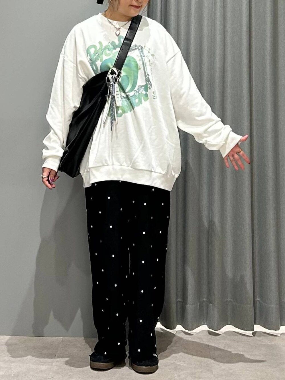 ブラック系のスニーカー、ブラック系のショルダーバッグ、ブラック系のその他パンツを着用したレディースの春コーディネートの8枚目の写真
