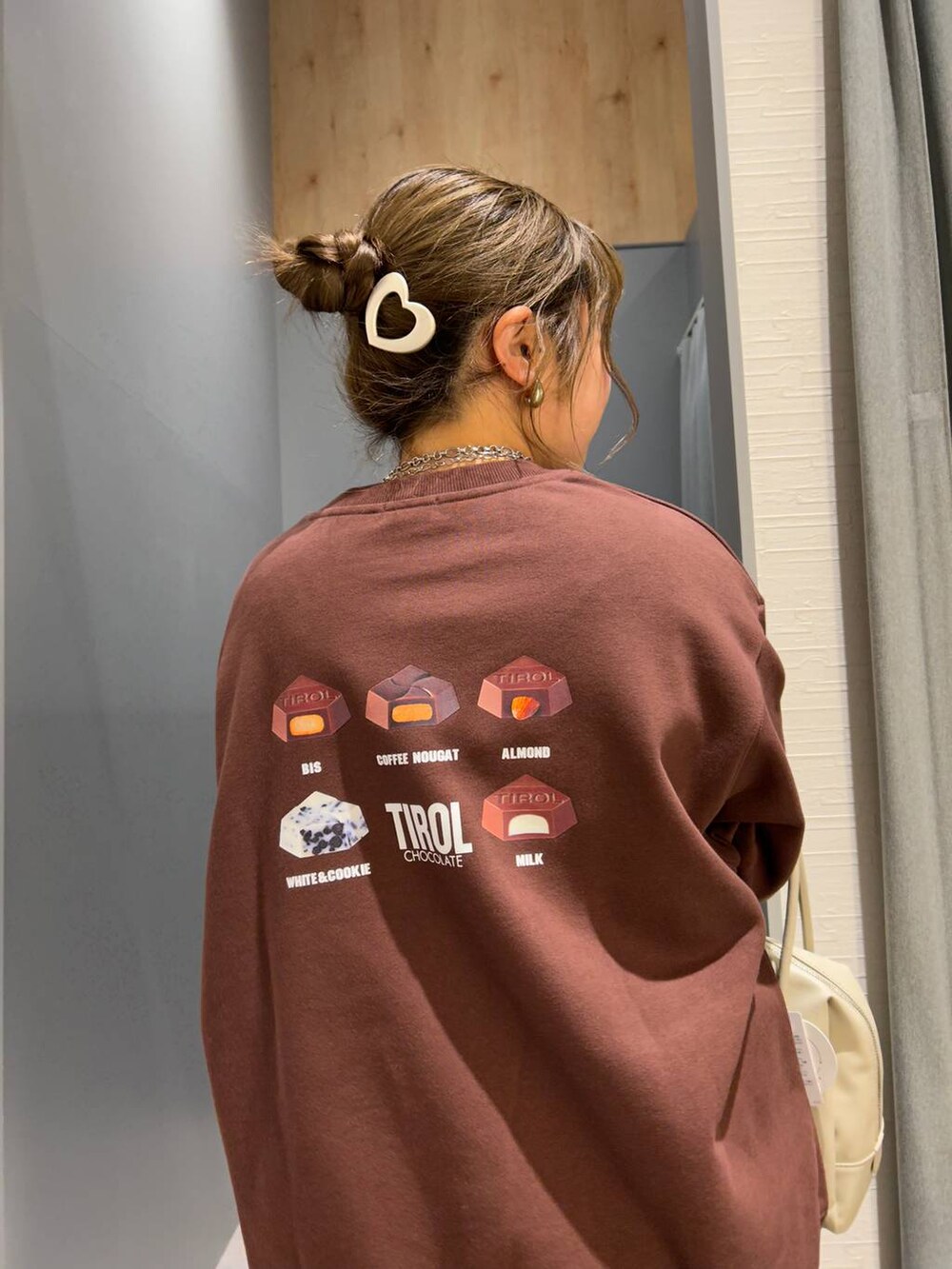 グレー系のその他パンツ、ホワイト系のボストンバッグ、その他のパンプスを着用したレディースの冬コーディネートの9枚目の写真