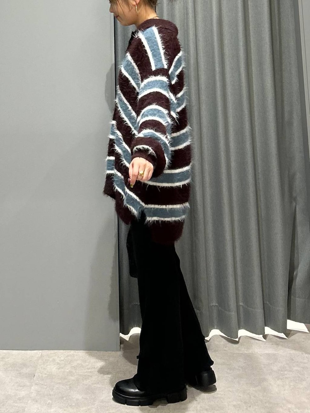 ブラック系のブーツ、ブラック系のショルダーバッグ、ブラック系のマタニティウェア/グッズを着用したレディースの秋コーディネートの5枚目の写真