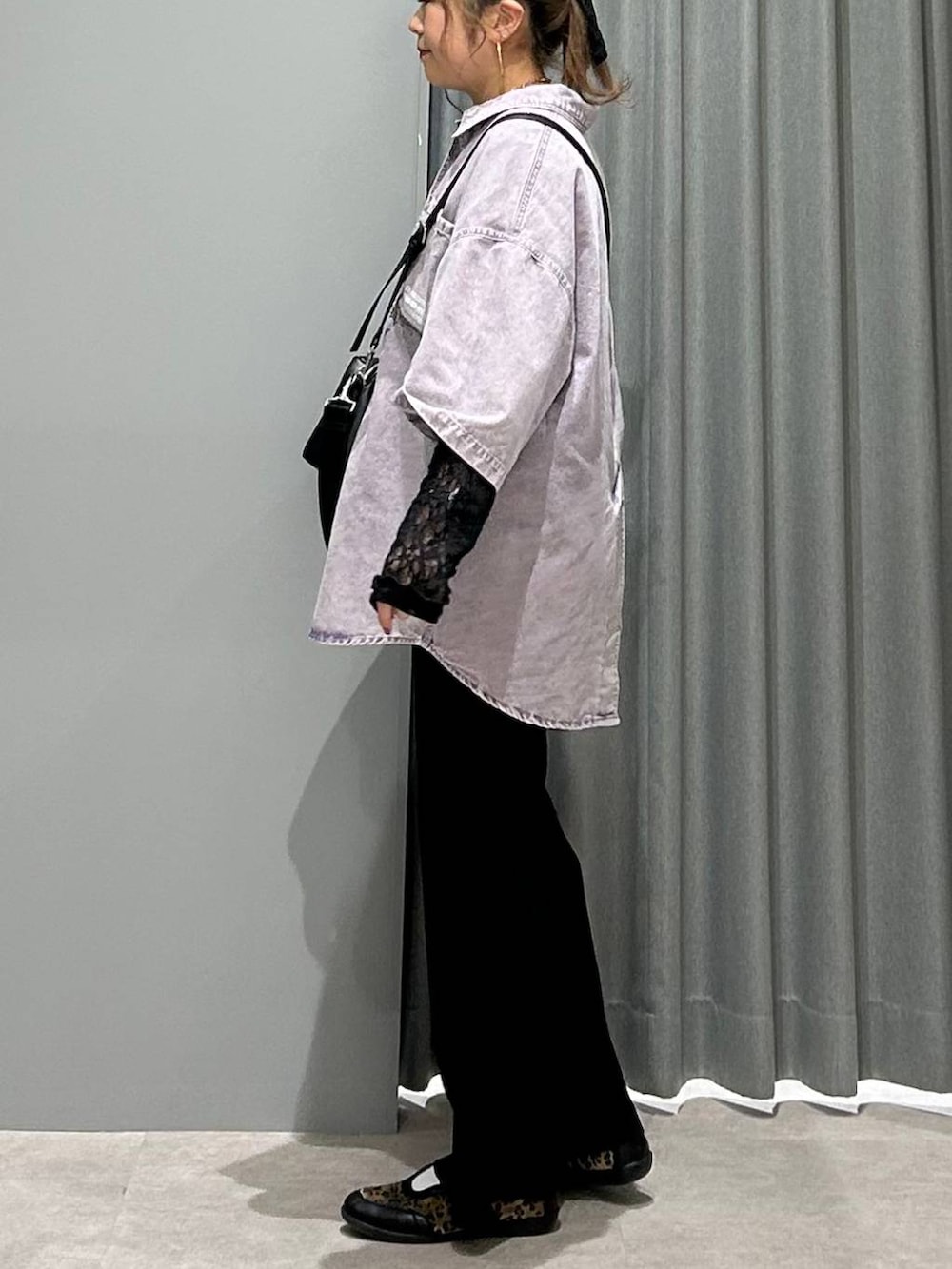 ブラック系のその他パンツ、その他のパンプス、ブラック系のシャツ/ブラウスを着用したレディースの春コーディネートの6枚目の写真