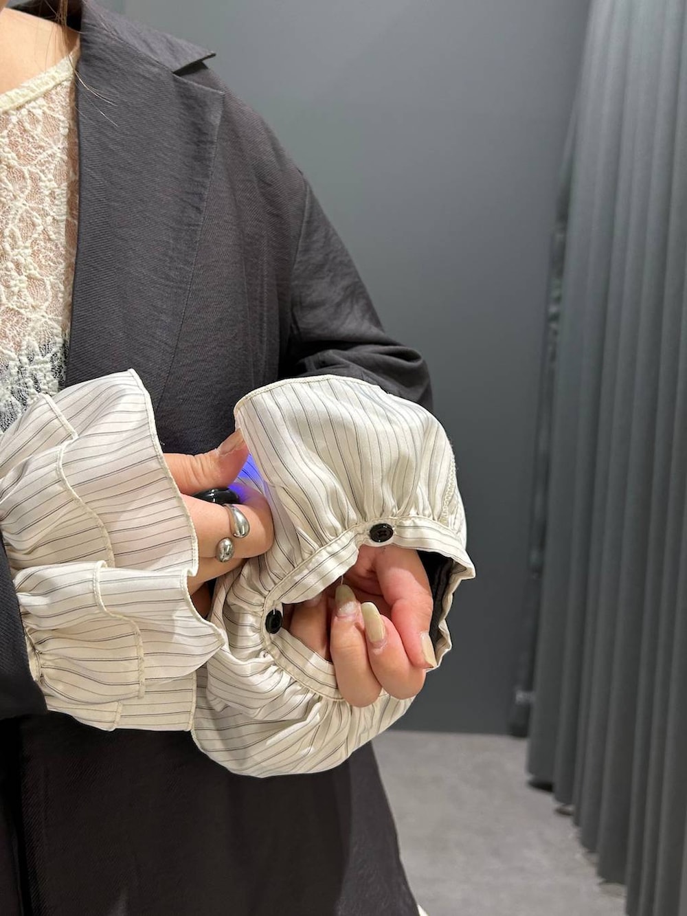 ホワイト系のシャツ/ブラウス、グレー系のその他パンツ、グレー系のテーラードジャケットを着用したレディースの春コーディネートの2枚目の写真