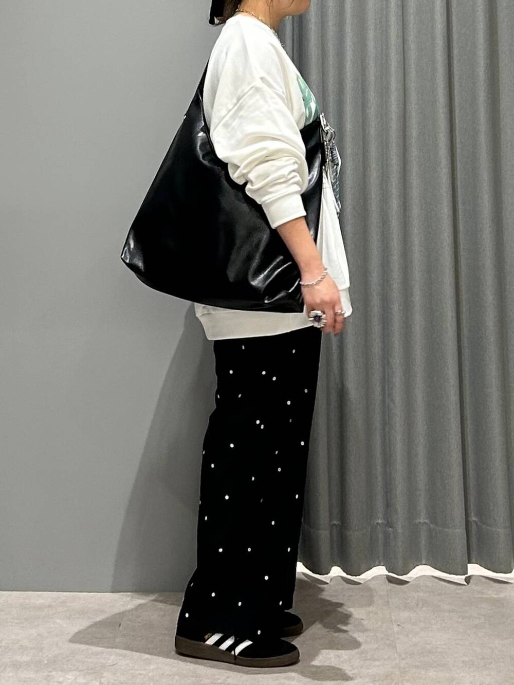 ブラック系のスニーカー、ブラック系のショルダーバッグ、ブラック系のその他パンツを着用したレディースの春コーディネートの2枚目の写真