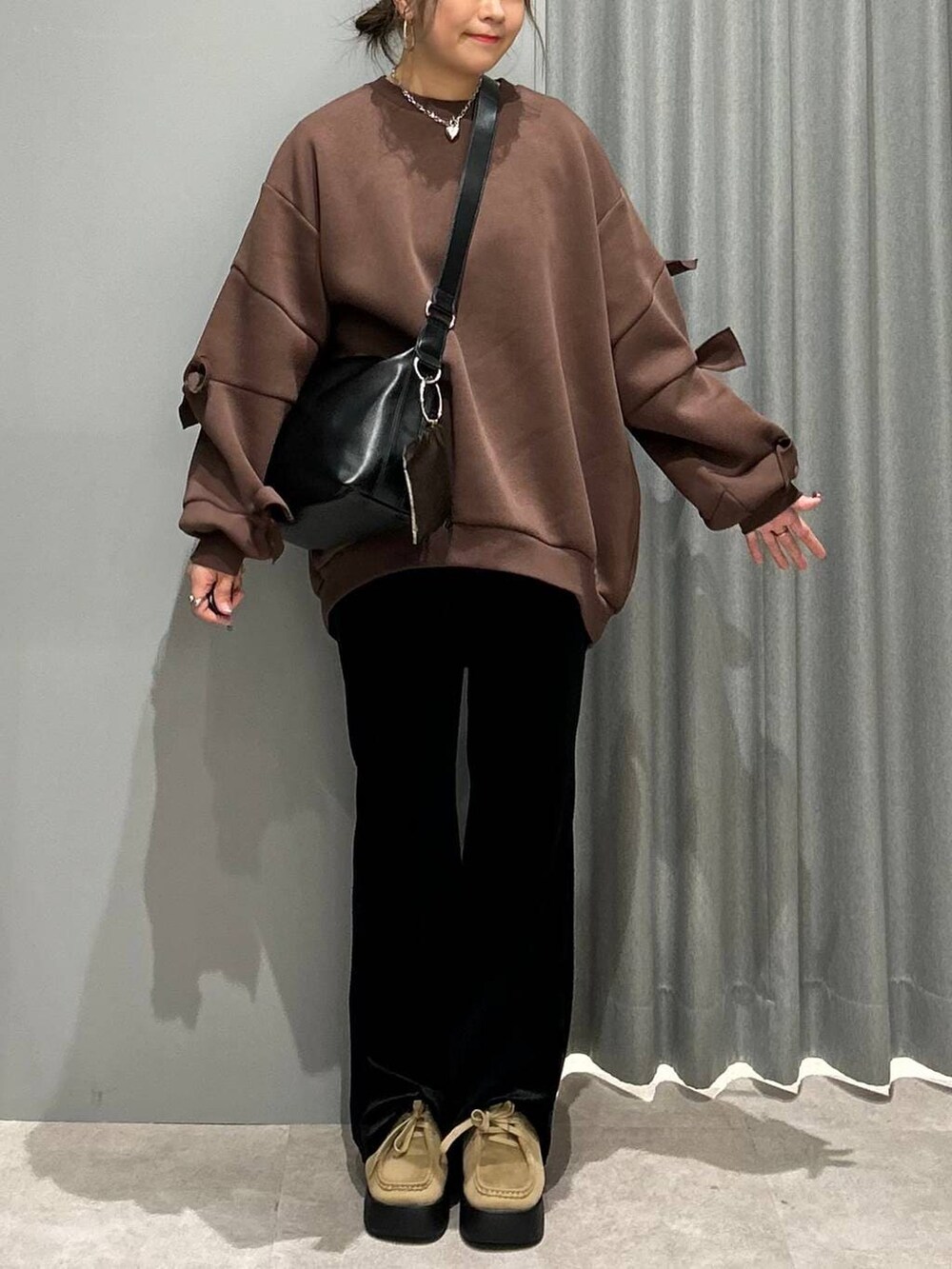 ブラック系のショルダーバッグ、ブラック系のその他パンツ、ブラウン系のスウェットを着用したレディースの秋コーディネートの6枚目の写真