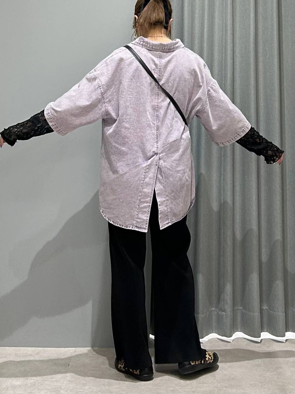 ブラック系のその他パンツ、その他のパンプス、ブラック系のシャツ/ブラウスを着用したレディースの春コーディネートの5枚目の写真