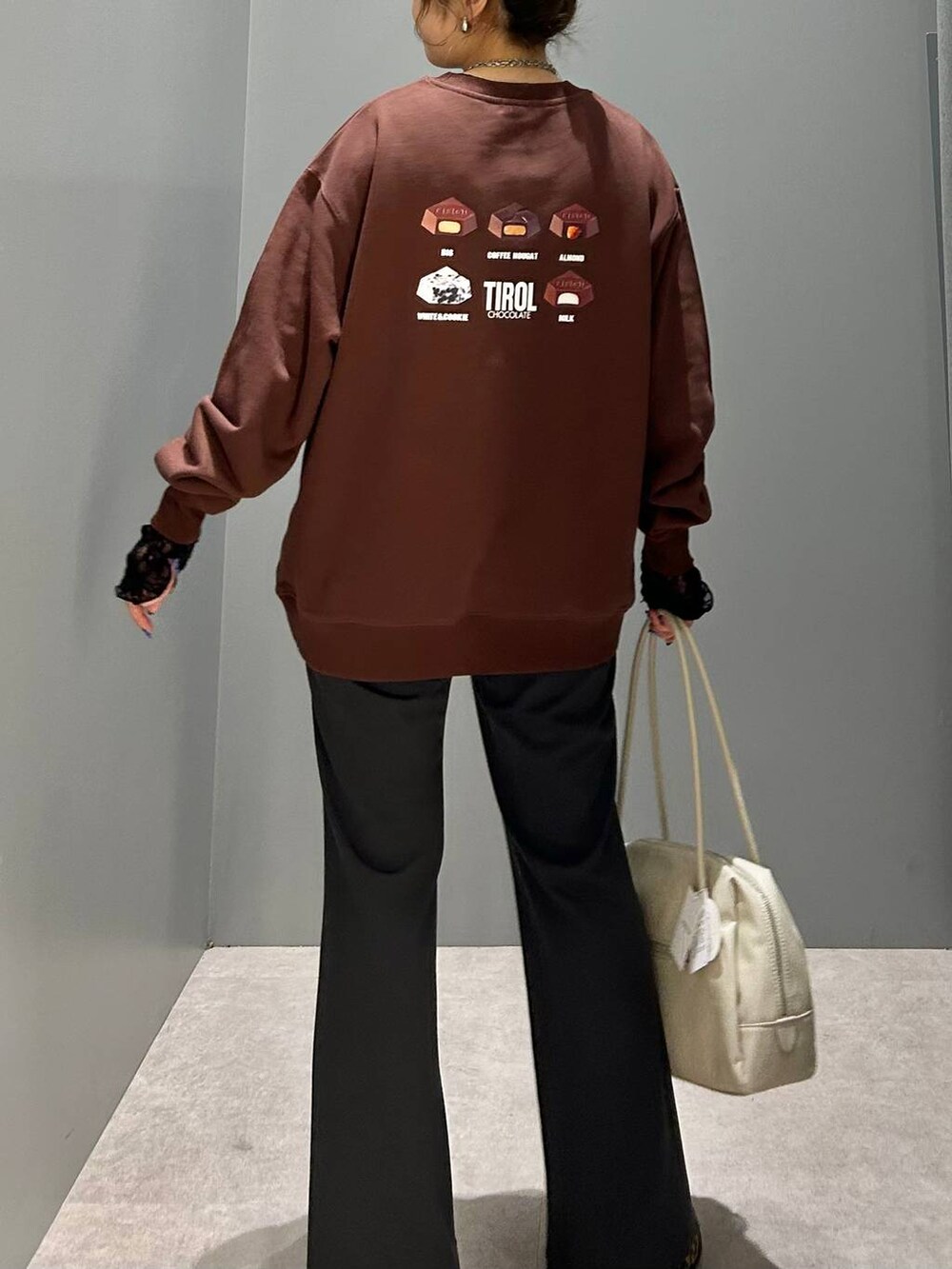 グレー系のその他パンツ、ホワイト系のボストンバッグ、その他のパンプスを着用したレディースの冬コーディネートの4枚目の写真