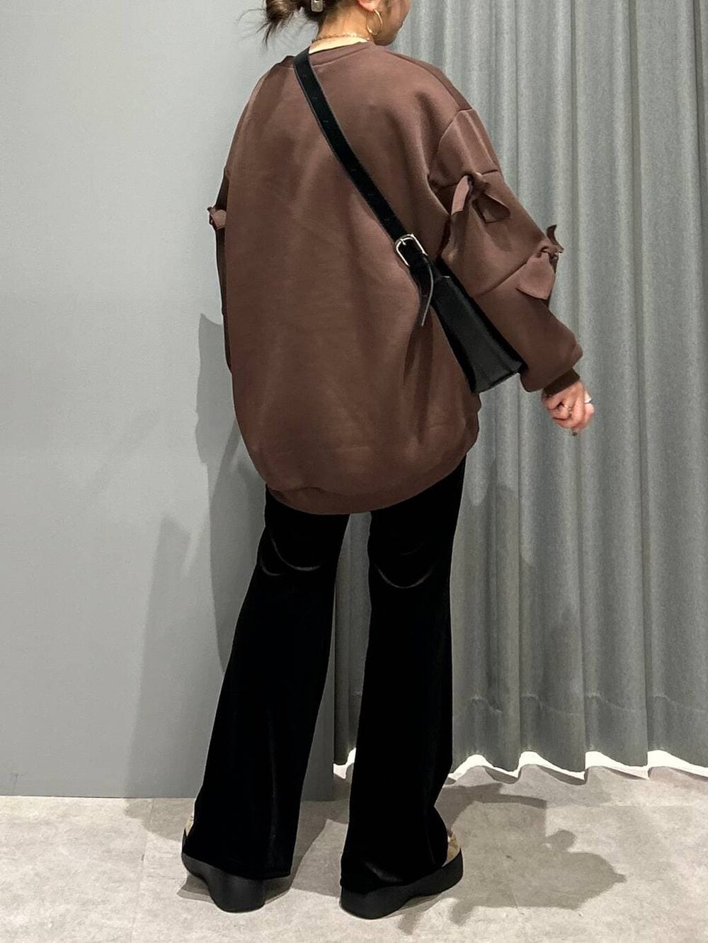 ブラック系のショルダーバッグ、ブラック系のその他パンツ、ブラウン系のスウェットを着用したレディースの秋コーディネートの3枚目の写真