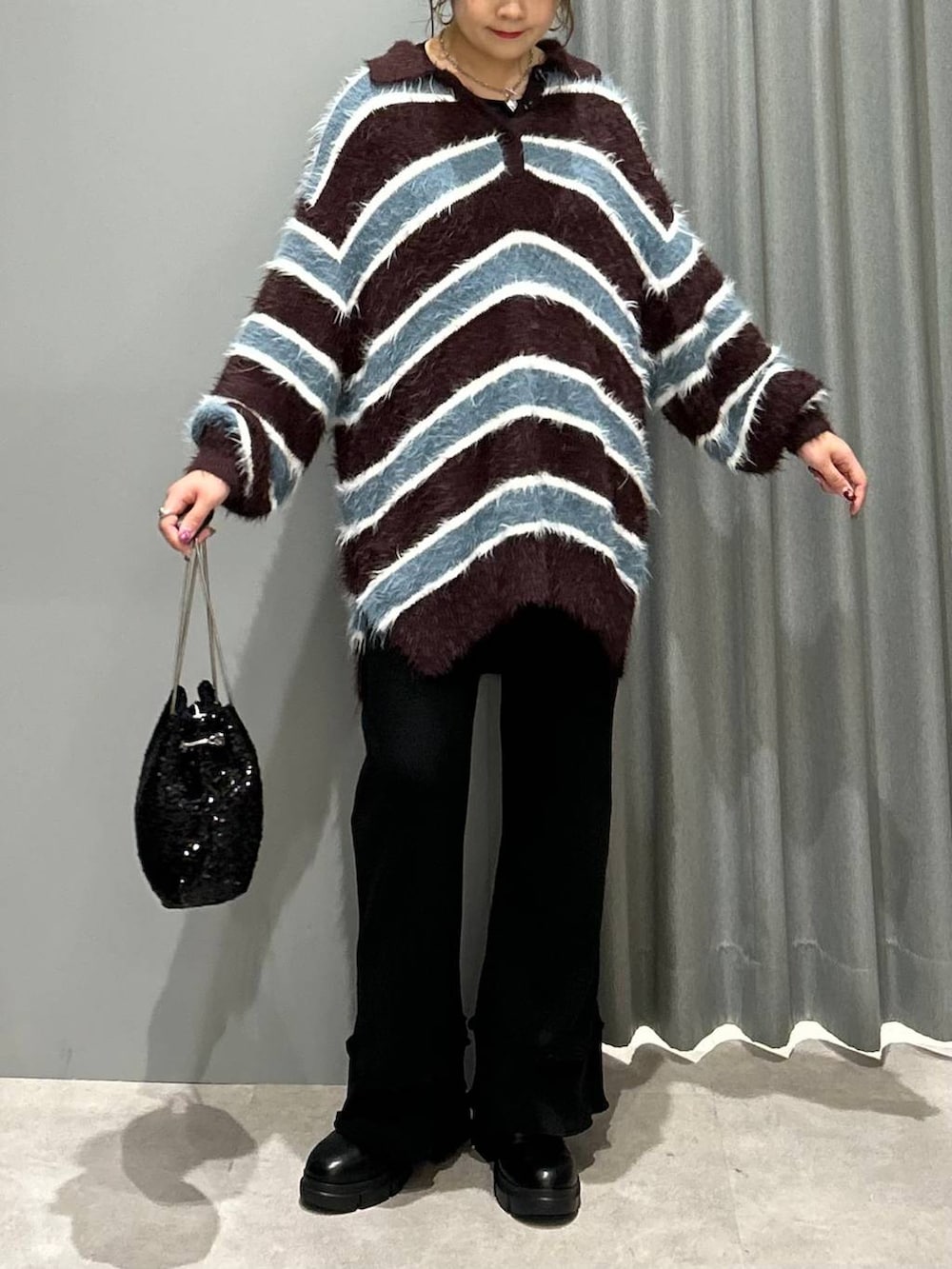 ブラック系のブーツ、ブラック系のショルダーバッグ、ブラック系のマタニティウェア/グッズを着用したレディースの秋コーディネートの6枚目の写真