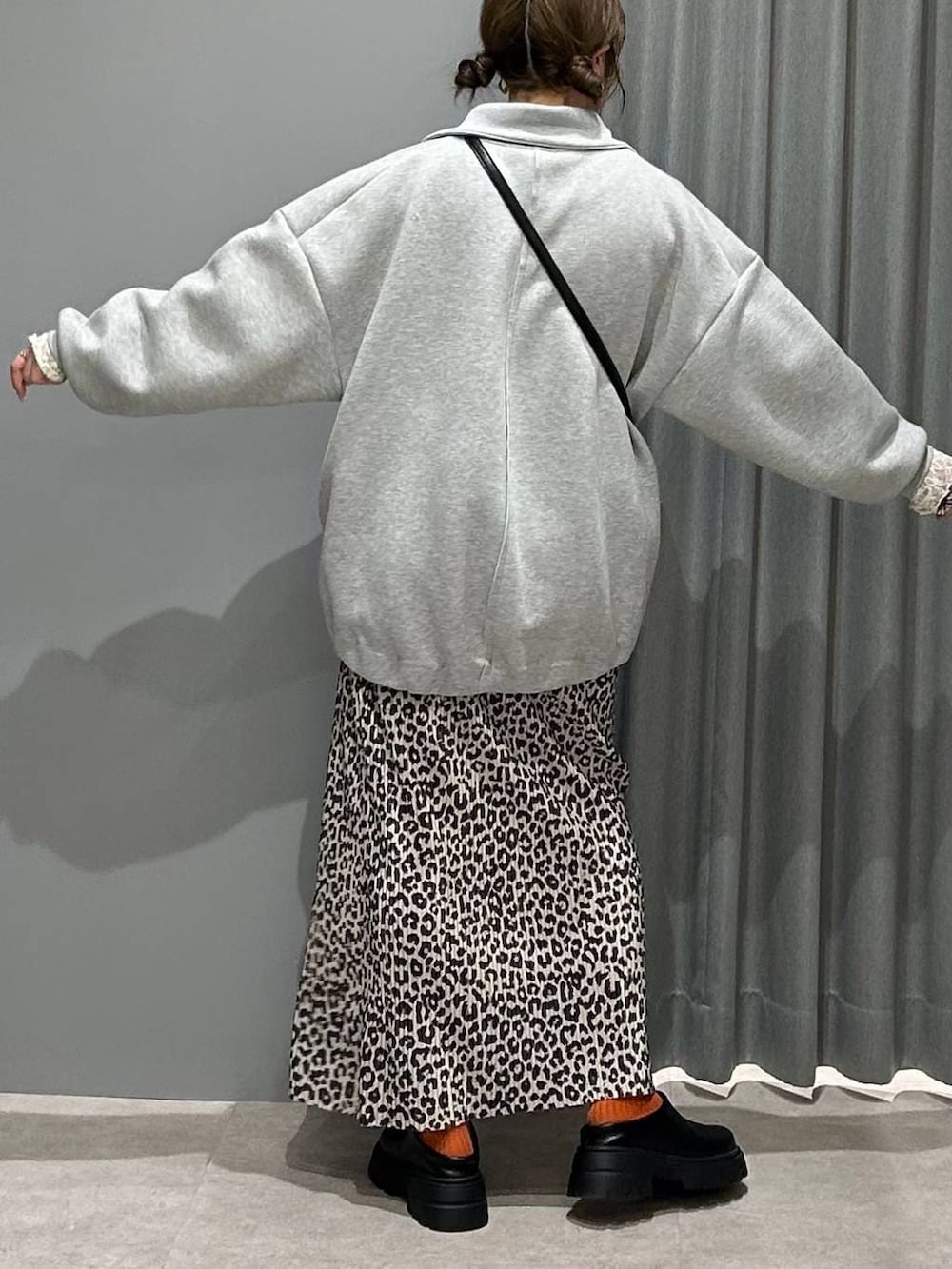 ブラック系のその他シューズ、ホワイト系のシャツ/ブラウス、グレー系のカーディガン/ボレロを着用したレディースの春コーディネートの5枚目の写真