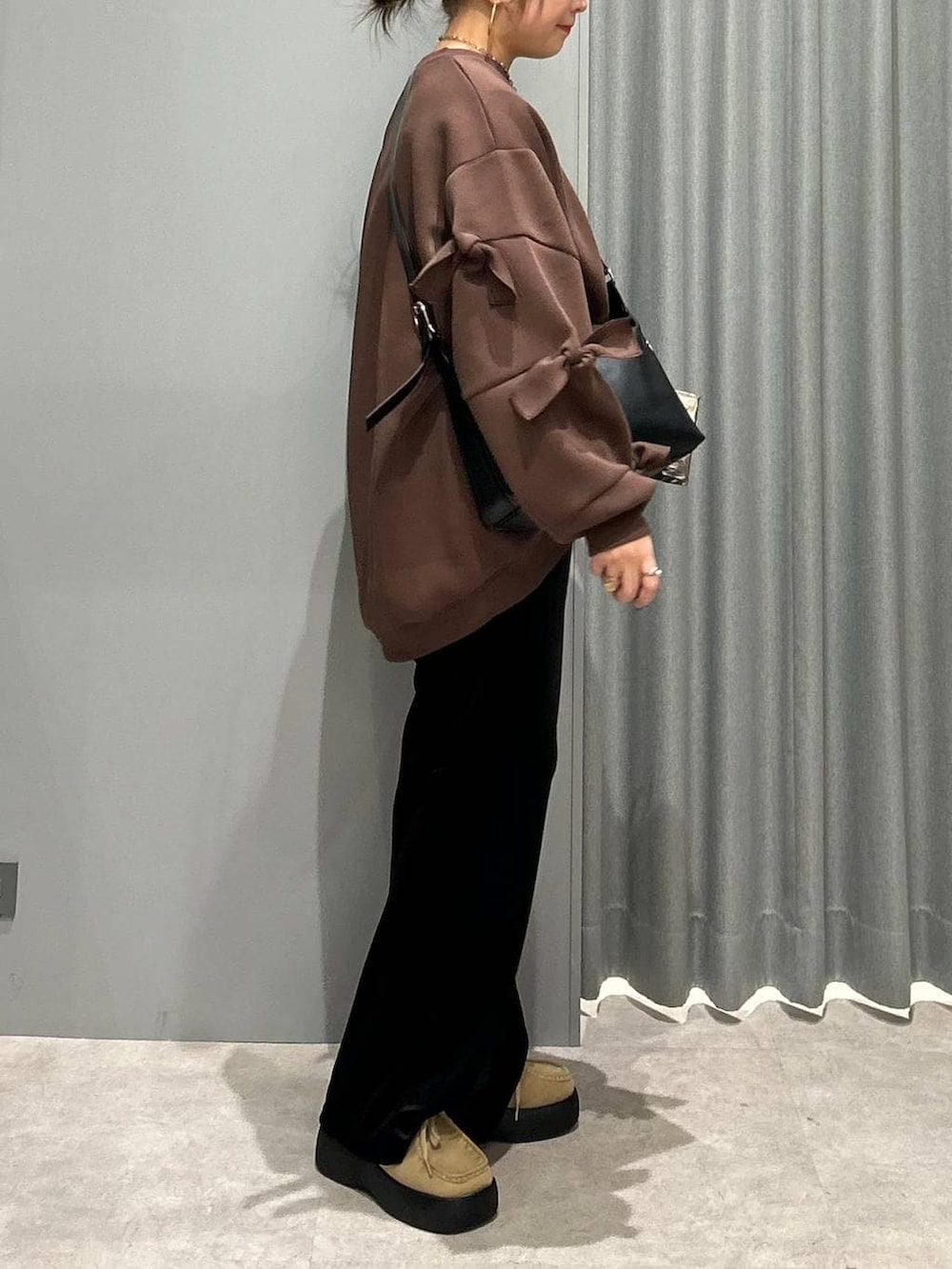 ブラック系のショルダーバッグ、ブラック系のその他パンツ、ブラウン系のスウェットを着用したレディースの秋コーディネートの2枚目の写真