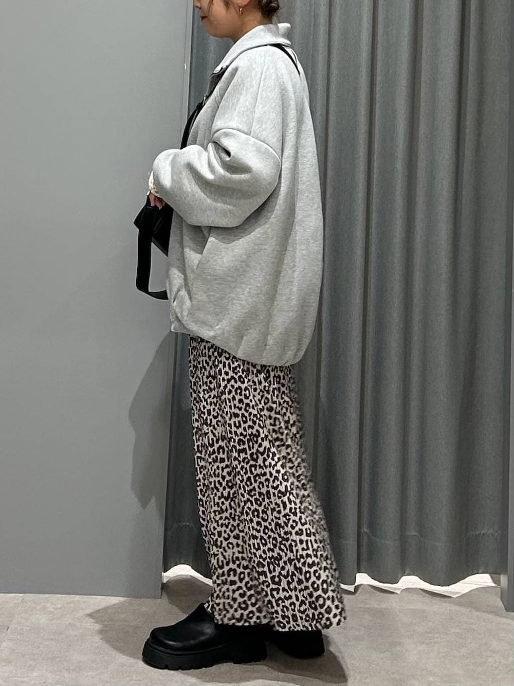 ブラック系のその他シューズ、ホワイト系のシャツ/ブラウス、グレー系のカーディガン/ボレロを着用したレディースの春コーディネートの6枚目の写真