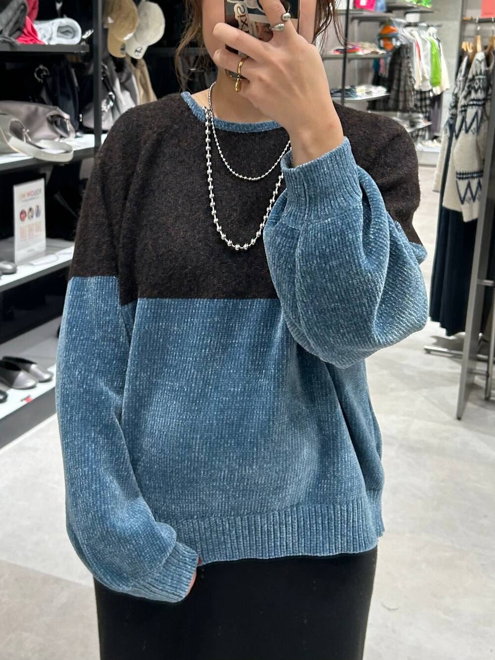 ブラック系のスカート、ブラック系のその他シューズ、ブラック系のニット/セーターを着用したレディースの秋コーディネートの2枚目の写真