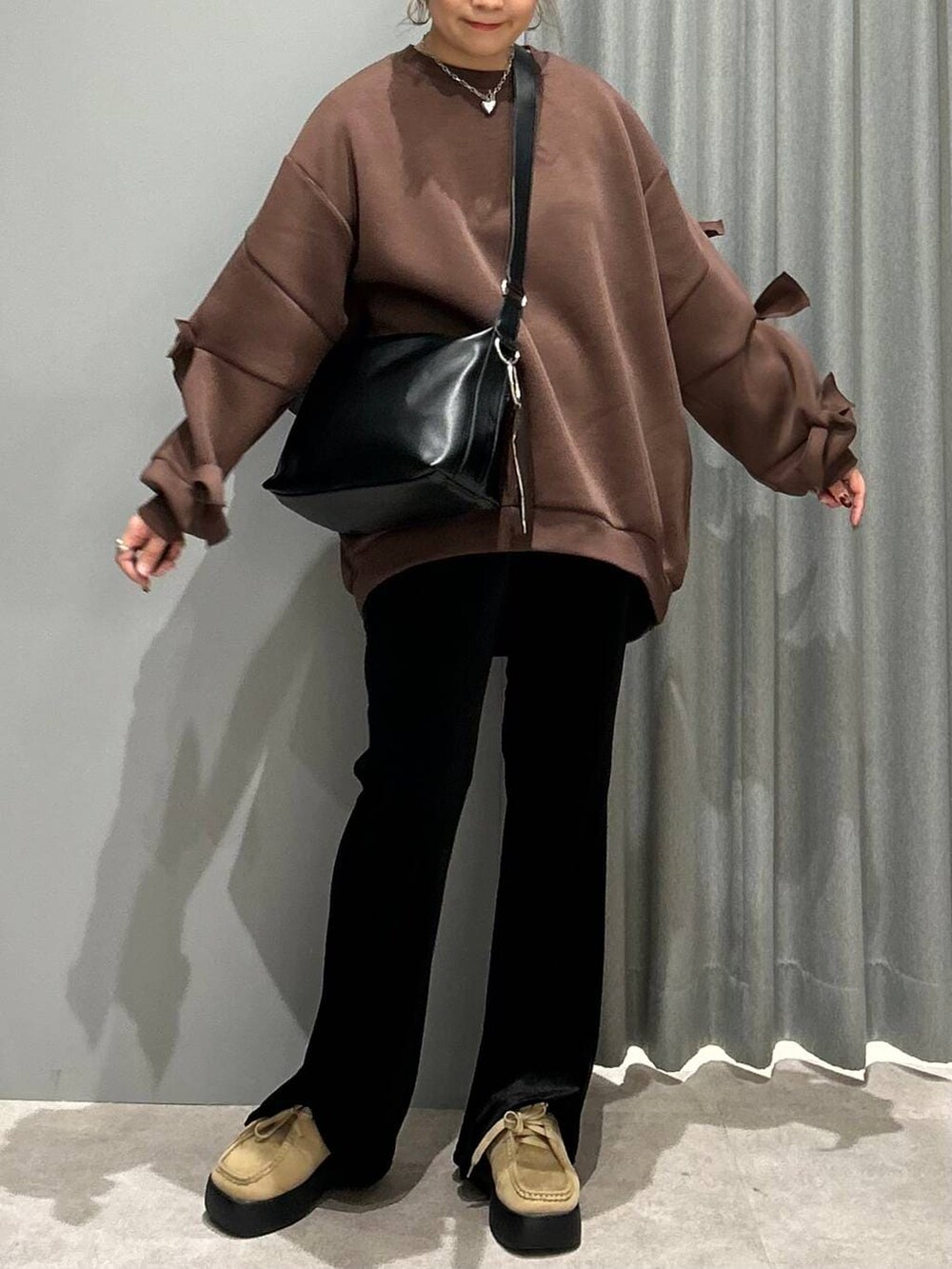 ブラック系のショルダーバッグ、ブラック系のその他パンツ、ブラウン系のスウェットを着用したレディースの秋コーディネートの5枚目の写真