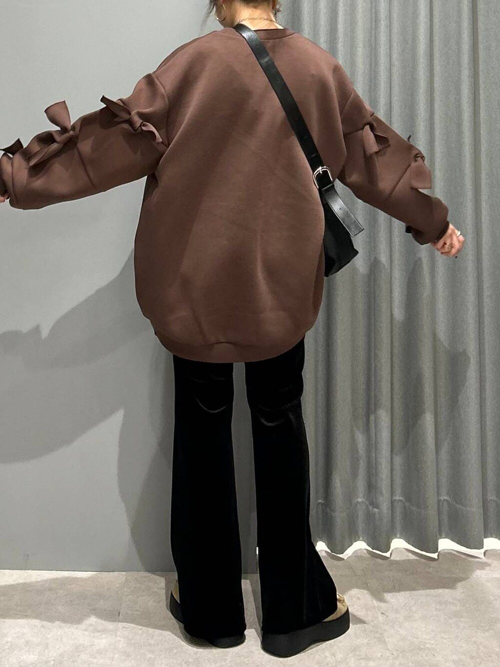 ブラック系のショルダーバッグ、ブラック系のその他パンツ、ブラウン系のスウェットを着用したレディースの秋コーディネートの4枚目の写真