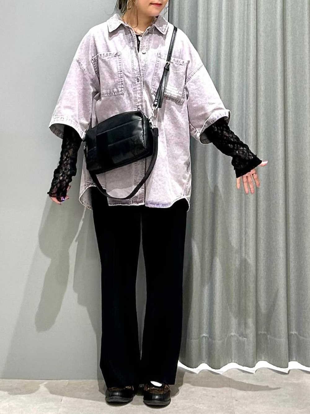 ブラック系のその他パンツ、その他のパンプス、ブラック系のシャツ/ブラウスを着用したレディースの春コーディネートの8枚目の写真