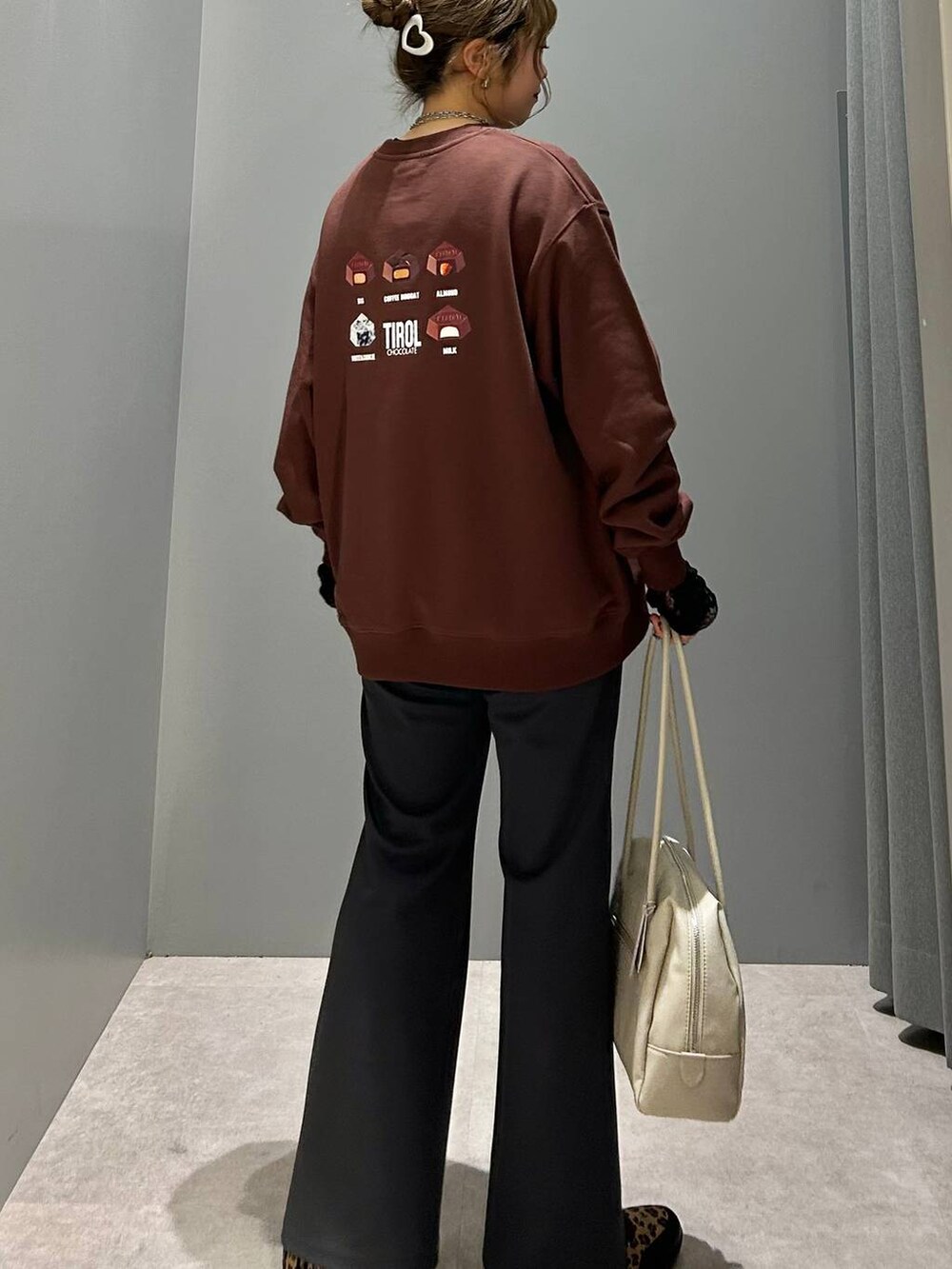 グレー系のその他パンツ、ホワイト系のボストンバッグ、その他のパンプスを着用したレディースの冬コーディネートの5枚目の写真