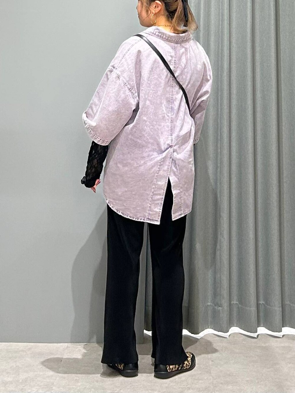 ブラック系のその他パンツ、その他のパンプス、ブラック系のシャツ/ブラウスを着用したレディースの春コーディネートの3枚目の写真