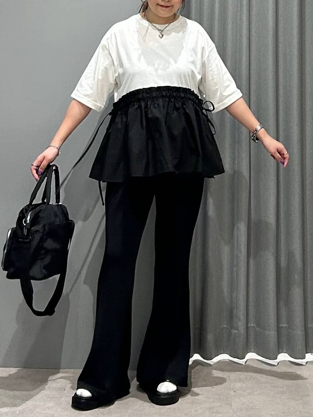 ブラック系のトートバッグ、ブラック系のサンダル、ブラック系のその他パンツを着用したレディースの春コーディネートの6枚目の写真