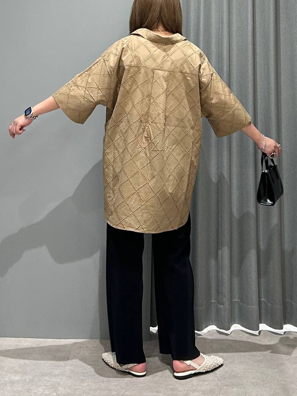 ブラック系のショルダーバッグ、ブラック系のその他パンツ、ホワイト系のタンクトップを着用したレディースの春コーディネートの5枚目の写真