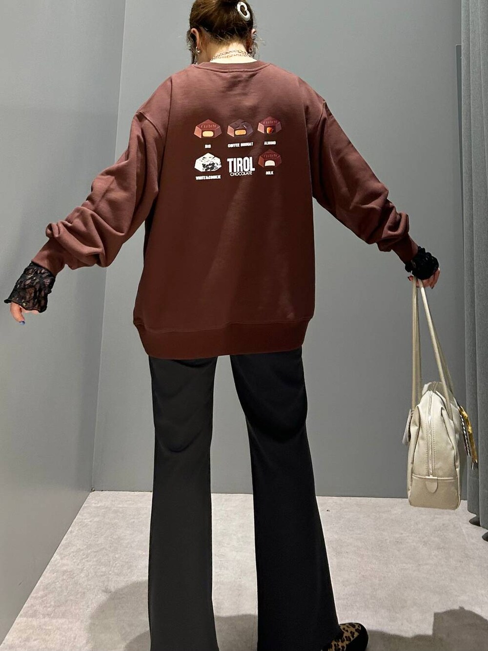 グレー系のその他パンツ、ホワイト系のボストンバッグ、その他のパンプスを着用したレディースの冬コーディネートの6枚目の写真