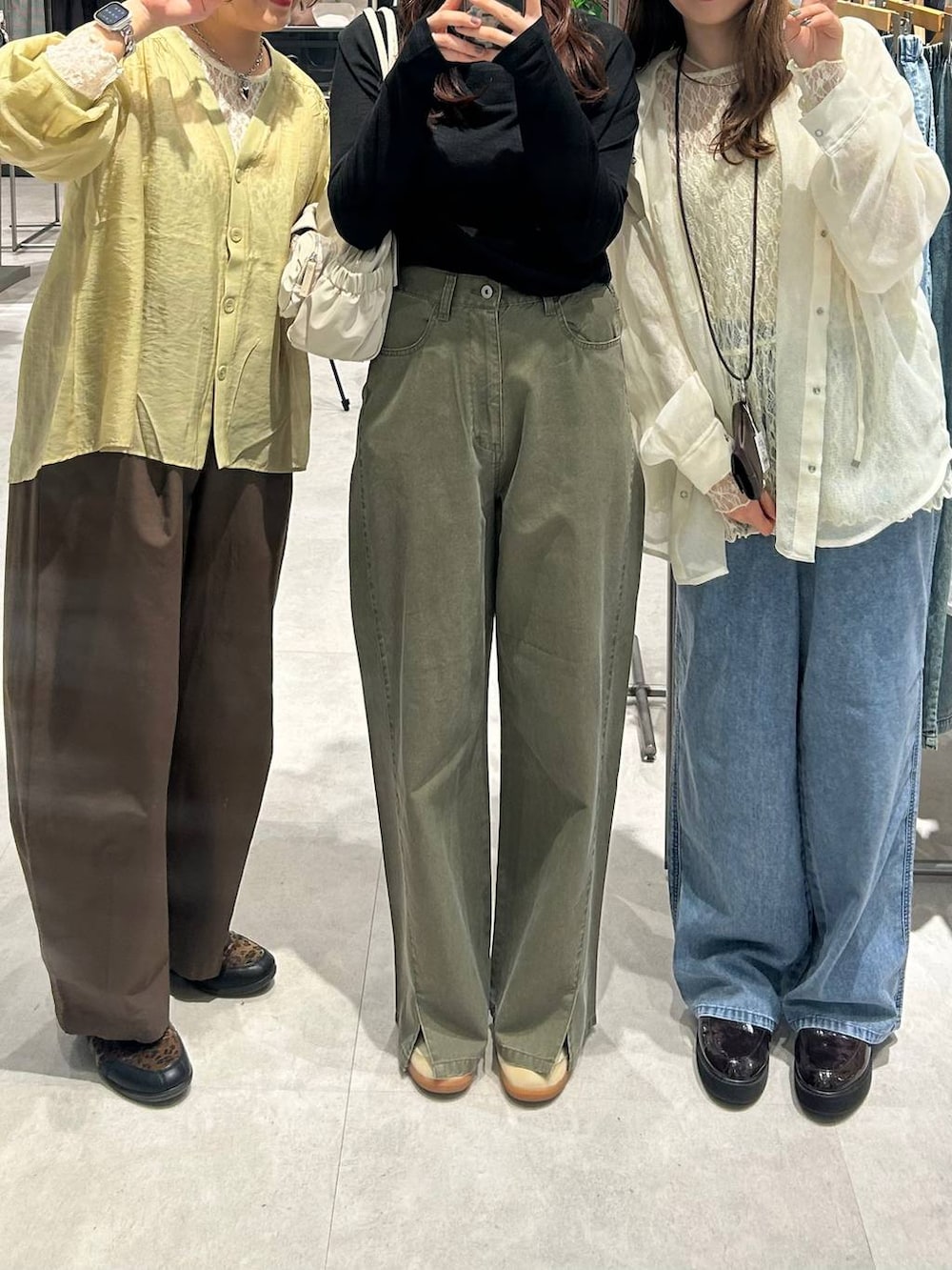 その他のパンプス、ブルー系のデニムパンツ、ホワイト系のシャツ/ブラウスを着用したレディースの春コーディネートの2枚目の写真