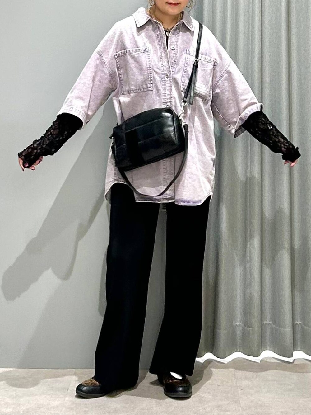 ブラック系のその他パンツ、その他のパンプス、ブラック系のシャツ/ブラウスを着用したレディースの春コーディネートの7枚目の写真