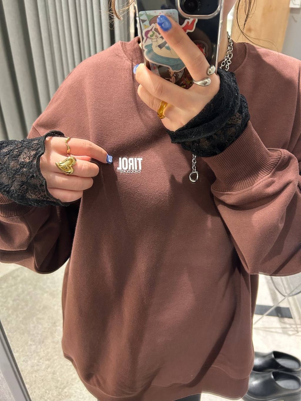 グレー系のその他パンツ、ホワイト系のボストンバッグ、その他のパンプスを着用したレディースの冬コーディネートの2枚目の写真