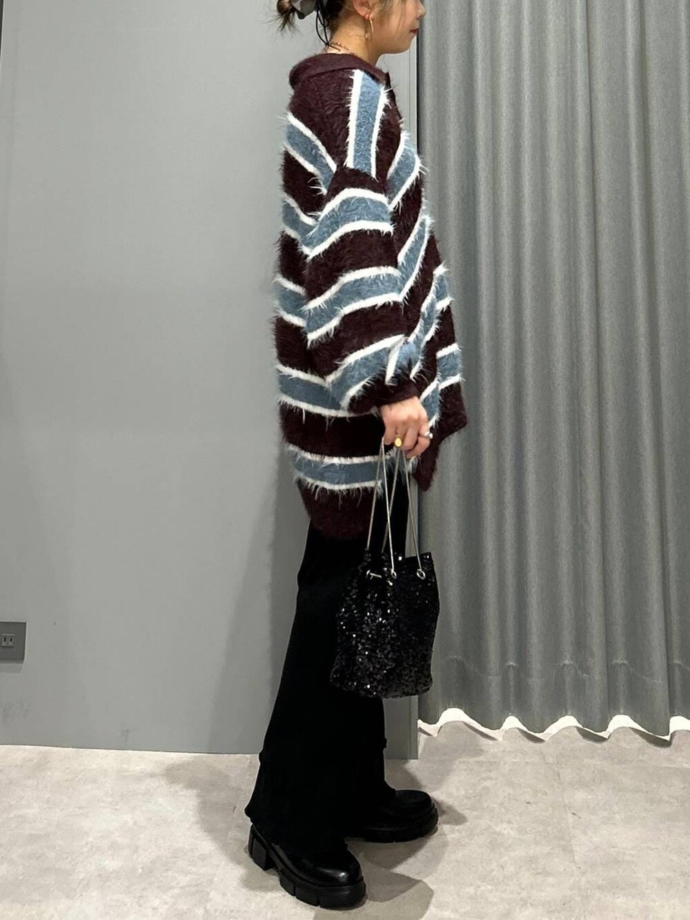 ブラック系のブーツ、ブラック系のショルダーバッグ、ブラック系のマタニティウェア/グッズを着用したレディースの秋コーディネートの2枚目の写真