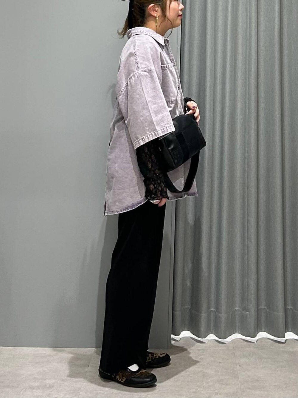 ブラック系のその他パンツ、その他のパンプス、ブラック系のシャツ/ブラウスを着用したレディースの春コーディネートの2枚目の写真
