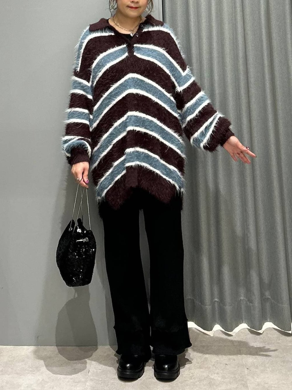 ブラック系のブーツ、ブラック系のショルダーバッグ、ブラック系のマタニティウェア/グッズを着用したレディースの秋コーディネートの7枚目の写真