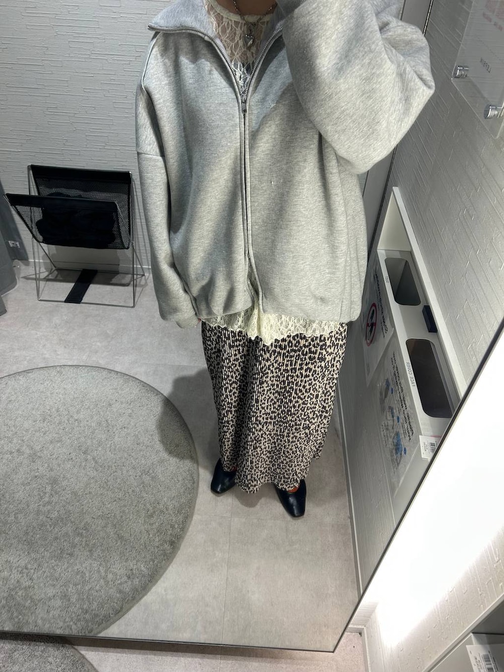 ブラック系のその他シューズ、ホワイト系のシャツ/ブラウス、グレー系のカーディガン/ボレロを着用したレディースの春コーディネートの9枚目の写真