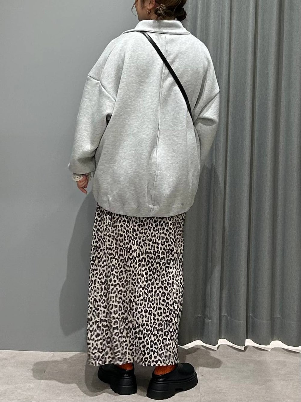 ブラック系のその他シューズ、ホワイト系のシャツ/ブラウス、グレー系のカーディガン/ボレロを着用したレディースの春コーディネートの3枚目の写真