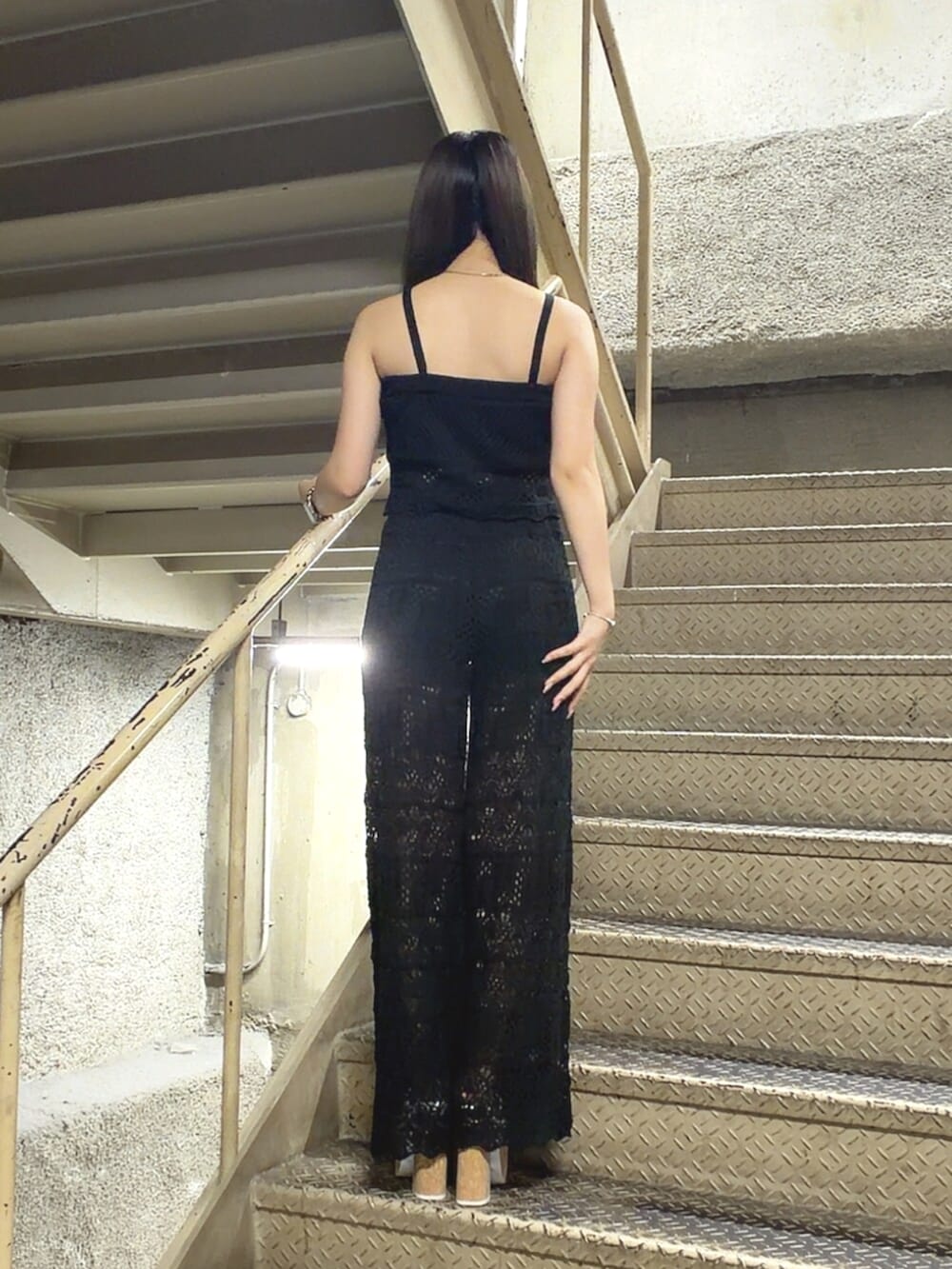 ブラック系のその他パンツ、ブラック系のキャミソール、ホワイト系のサンダルを着用したレディースの夏コーディネートの4枚目の写真
