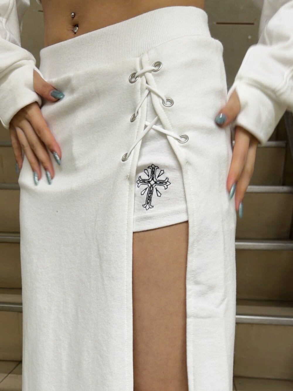 ホワイト系のスカート、ホワイト系のスウェット、ホワイト系のサンダルを着用したレディースの冬コーディネートの5枚目の写真