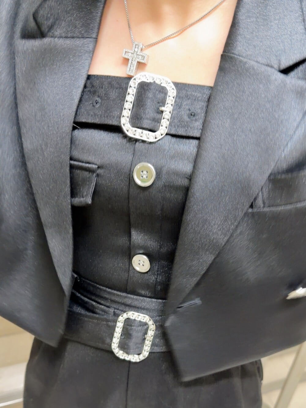 ブラック系のつなぎ/オールインワン、ブラック系のテーラードジャケット、ブラック系のブーツを着用したレディースの冬コーディネートの5枚目の写真