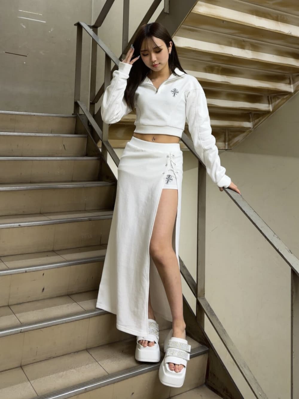 ホワイト系のスカート、ホワイト系のスウェット、ホワイト系のサンダルを着用したレディースの冬コーディネートの2枚目の写真