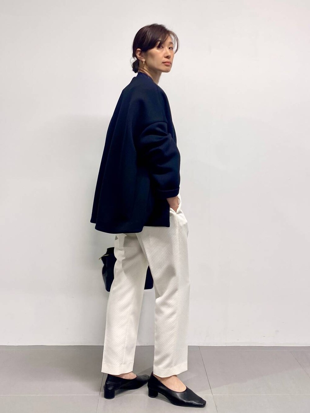 「きれいめ、ベーシック/シンプル、ママコーデ、冬コーデ、高身長、大人カジュアル、きれいめカジュアル、オケージョン、入学式・卒業式、ブラウス、白パンツ、ジャケット、ジャケットスタイル、ブルゾン、モノトーン」|「BARNYARDSTORMの【Mazell】2WAYイージーパンプス(パンプス、ブラック系)」を使った、yumi.さん(レディース・165cm)の冬コーディネートの2枚目の写真