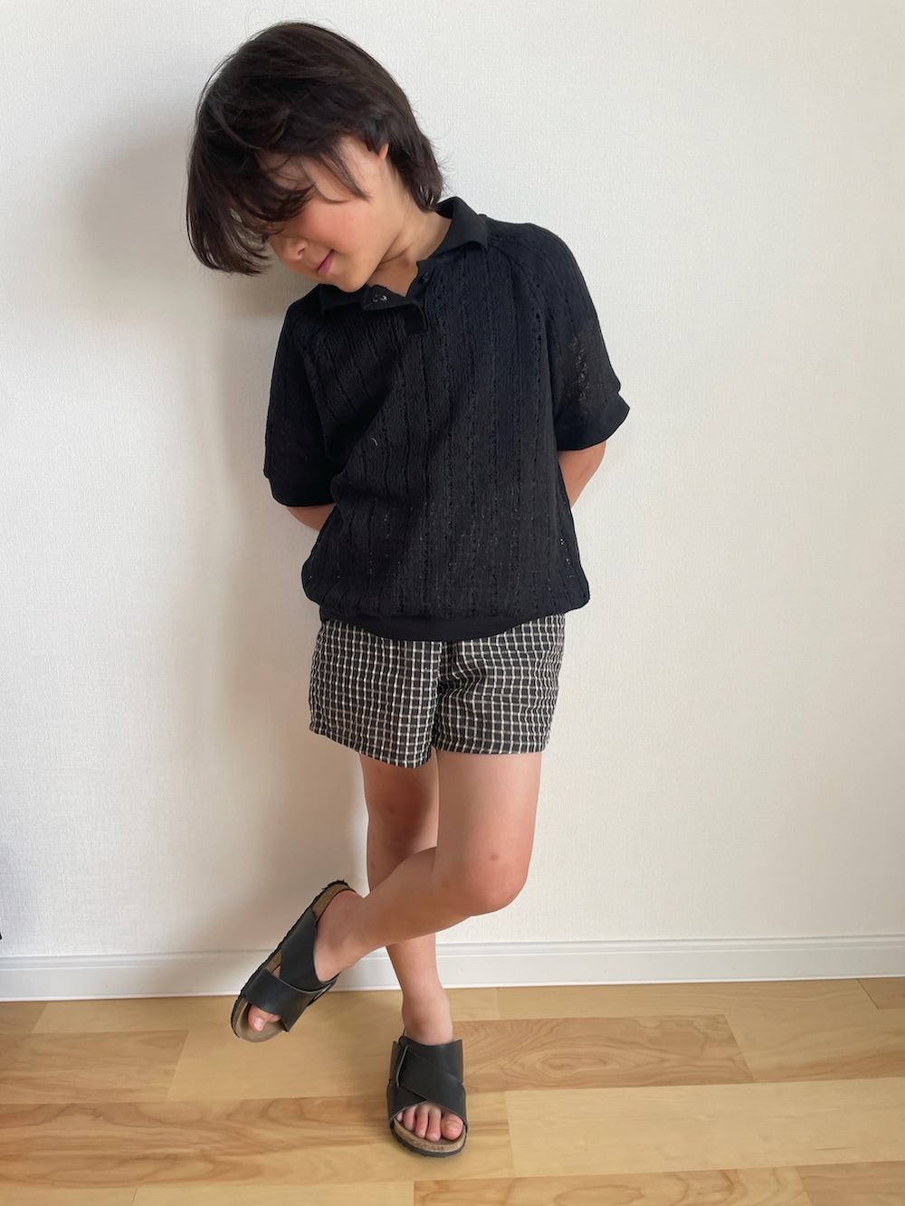 「韓国子供服、夏コーデ、キッズコーデ、キッズファッション、むすこーで、男の子、男の子コーデ、小学生、小学生コーデ、サマーニット、ショートパンツ、キッズ」｜「urbanrabbitのアイテム（ニット/セーター、ブラック系）」を使った、3kids monさん（キッズ・127cm）の夏コーディネートの2枚目の写真
