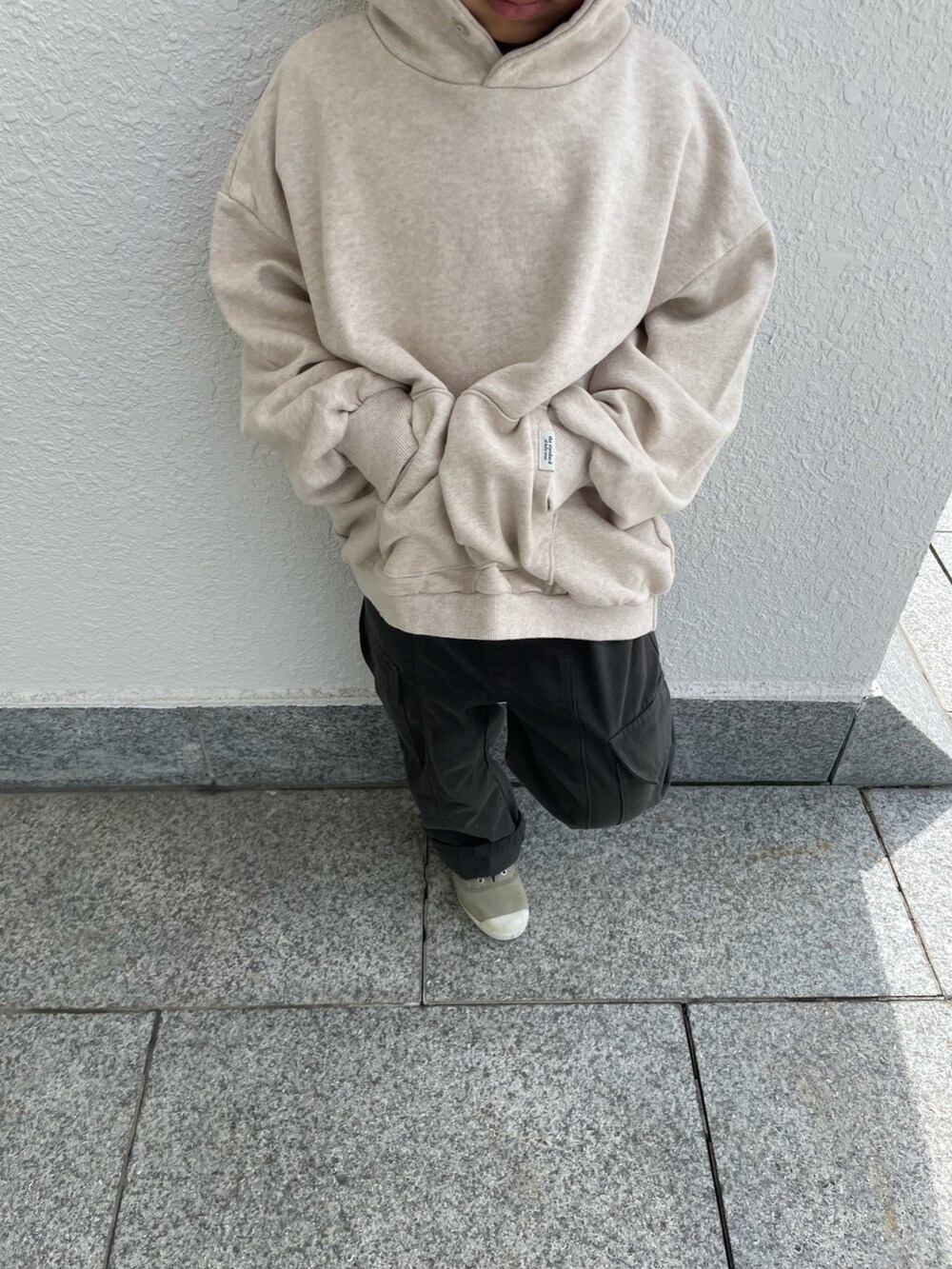 ホワイト系のパーカーを着用したキッズの夏コーディネートの2枚目の写真