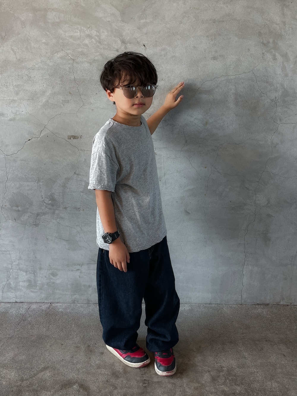「デニム、サングラス、バケットハット、バケハ、男の子、小学生、小学生コーデ、小学生男子、男の子コーデ、小学生みたい、小学生ファッション、韓国子供服」｜「ZARA KIDSのアイテム（デニムパンツ、ブルー系）」を使った、3kids monさん（キッズ・127cm）の夏コーディネートの2枚目の写真