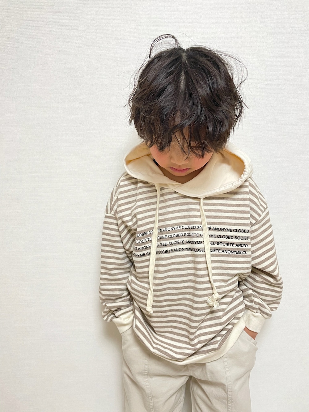 「韓国子供服、キッズファッション、キッズコーデ、男の子、カジュアルコーデ、男の子コーデ、男の子ファッション、キッズ、パーカー」｜「churrusのアイテム（チノパンツ、ホワイト系）」を使った、3kids monさん（キッズ・123cm）の夏コーディネートの2枚目の写真