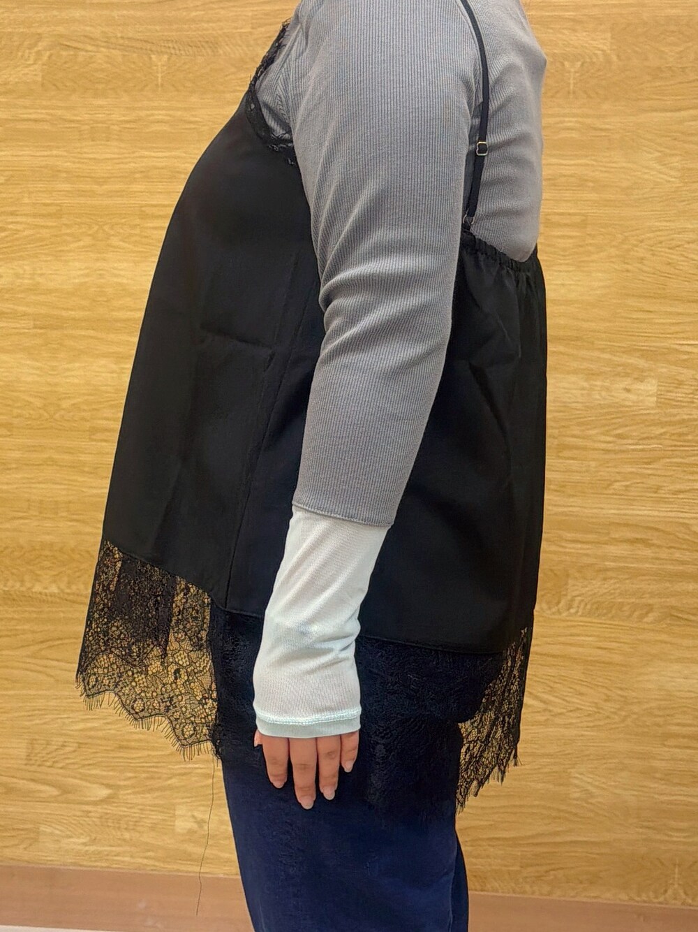 ブラック系のTシャツ/カットソー、グレー系のTシャツ/カットソー、ブルー系のデニムパンツを着用したレディースの秋コーディネートの4枚目の写真